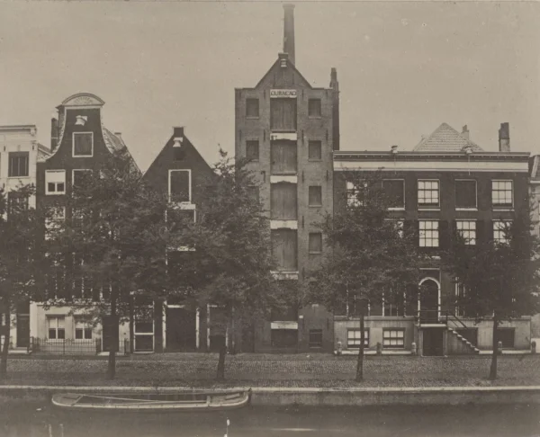 Afbeelding uit: voor 1917. Het pakhuis (met kloeke schoorsteen) vóór de verbouwing van 1917.
Bron afbeelding: SAA, bestand 010003012478.
