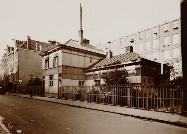 Afbeelding uit: circa 1930. Het oude badhuis in de Govert Flinckstraat.
Bron afbeelding: SAA, bestand OSIM00004000368.