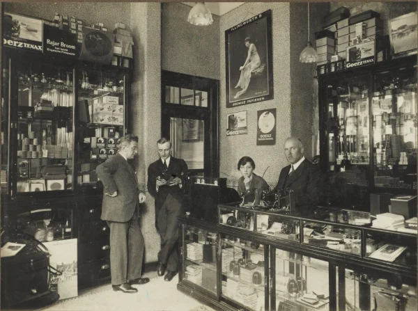 Afbeelding uit: circa 1925. Het interieur van fotozaak Lux, circa 1925. Collectie Rijksmuseum, RP-F-F01170.