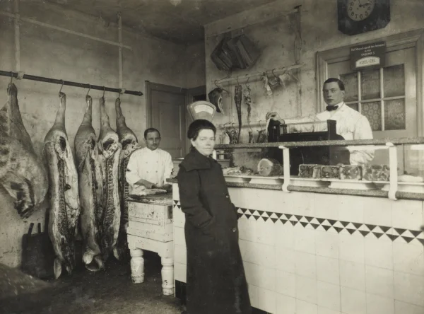 Afbeelding uit: circa 1924. Interieur van de slagerij van Albertus Velzeboer, Meeuwenlaan 185 (hoek Ganzenweg), daar gevestigd 1921-1924. Op het bordje staat "Het Vleesch wordt hier bewaard in een TADEMA'S KOEL·CEL". Collectie Rijksmuseum.