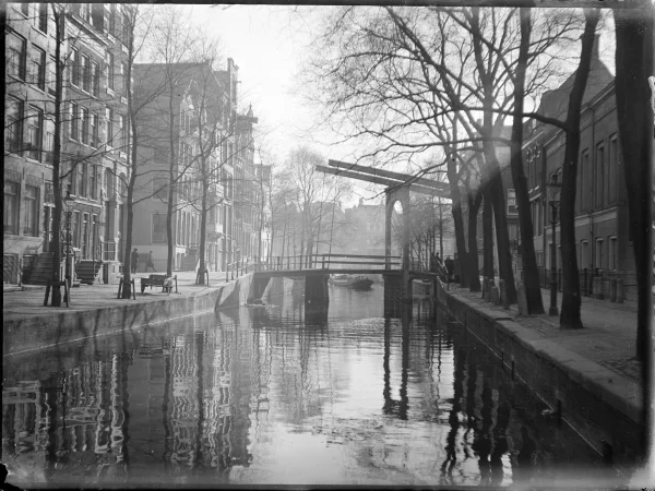 Afbeelding uit: circa 1915. Gezien richting Amstel.
Bron afbeelding: SAA, bestand 010186001070.