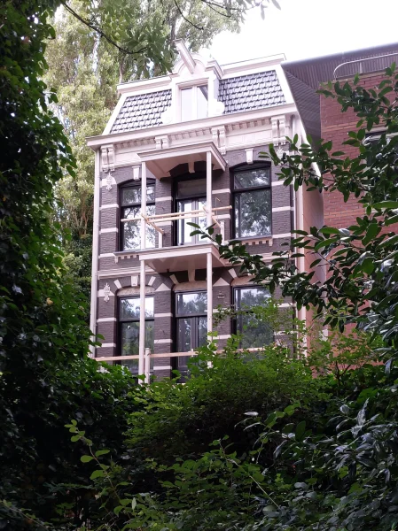 Afbeelding uit: juli 2024. 2024: gestripte balkons aan de voorzijde, waarschijnlijk tijdelijk.