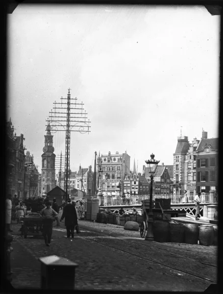 Afbeelding uit: 1890. Binnen-Amstel in 1890, met een van de vele telefoonpalen uit die tijd.
