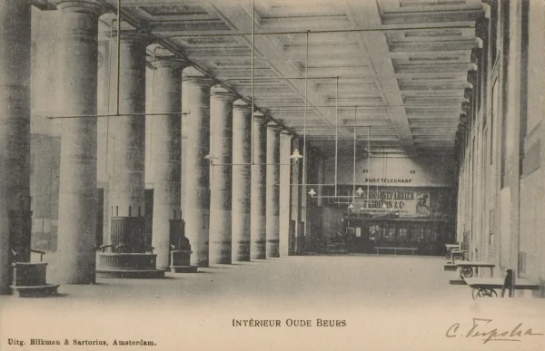 Afbeelding uit: circa 1900. Bijkantoor van de Rijkstelegraaf in het oude beursgebouw.
Bron afbeelding: SAA, bestand PBKD00392000008.