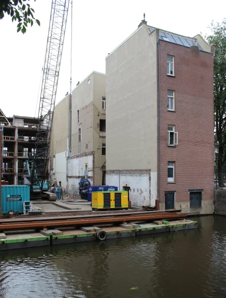 Afbeelding uit: augustus 2024. Aan de Onbekendegracht, met rechts de huizen aan de Nieuwe Prinsengracht.