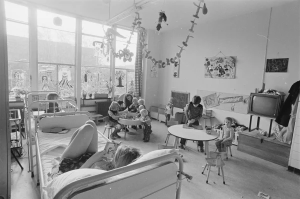 Afbeelding uit: november 1974. Interieur van een speelkamer (?). Collectie Noord-Hollands Archief, inv.nr NL-HlmNHA_1478_13402K00_14