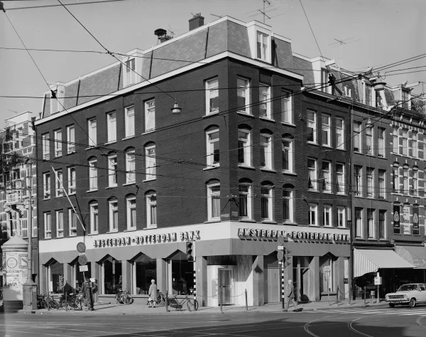 Afbeelding uit: oktober 1969. Een van de door Staal ontworpen filialen van de Amsterdam-Rotterdam Bank: Ceintuurbaan bij de Ferdinand Bolstraat (rechts). Collectie Noord-Hollands Archief, inv.nr NL-HlmNHA_1478_20685B02_01.