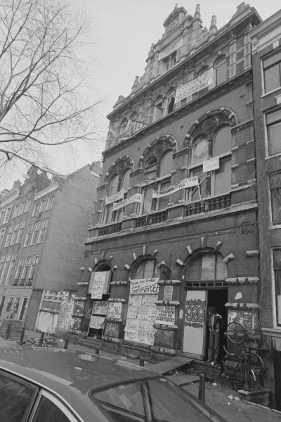 Afbeelding uit: februari 1979. Gekraakt door de 'zwerfgroep' van heroïneverslaafden. Collectie Noord-Hollands Archief, inv.nr NL-HlmNHA_1478_17640K00_22.