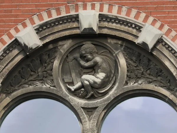 Afbeelding uit: augustus 2024. Medaillon ter hoogte van de eerste verdieping.