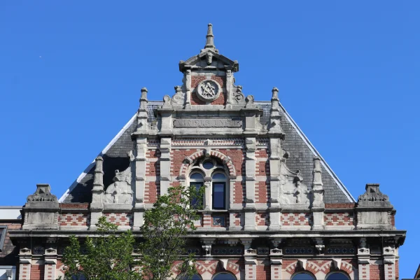 Afbeelding uit: augustus 2024. De geveltop.