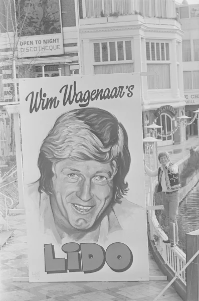 Afbeelding uit: januari 1975. In 1975 was ex-stuntman Wim Wagenaar (1936-2014, Blonde Wim van de Zeedijk) enkele maanden pachter van het Lido, totdat de Britse eigenaar failliet ging. (Collectie Noord-Hollands Archief, inv.nr NL-HlmNHA_1478_13540K00_32)