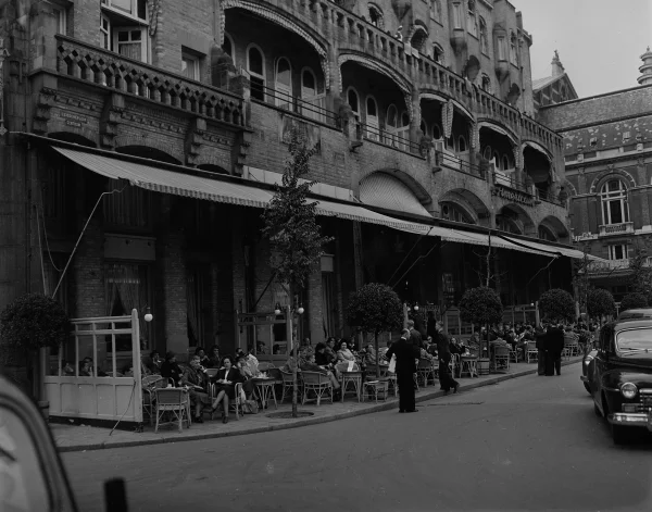 Afbeelding uit: circa 1955. Het terras in de jaren '50.