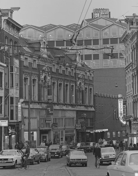 Afbeelding uit: oktober 1976. Op de begane grond zat vanaf circa 1968 avondwinkel Sterk. (Collectie Noord-Hollands Archief, inv.nr NL-HlmNHA_1478_14971K02_08)