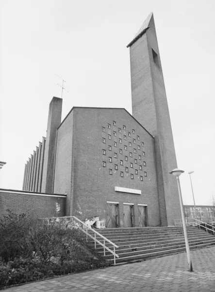 Afbeelding uit: december 1978. De ingang, met trap. Collectie Noord-Hollands Archief, inv.nr NL-HlmNHA_1478_17451K00_23.