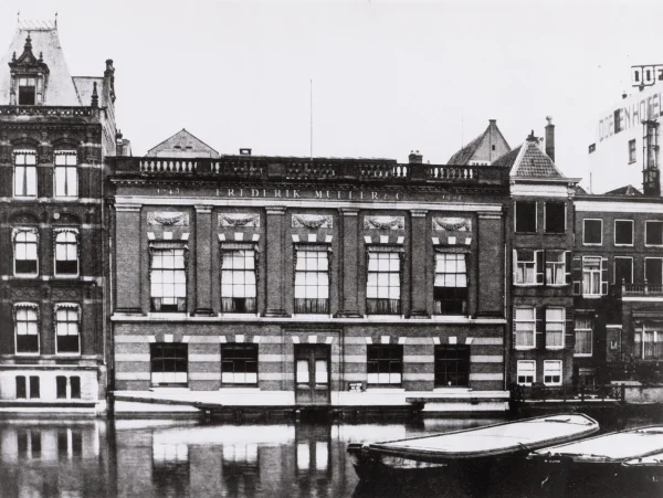 Afbeelding uit: circa 1910. Bovenin staat "1843 Frederik Muller & Cº 1905".
Bron afbeelding: SAA, bestand OSIM00008003540.