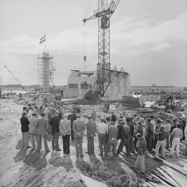 Afbeelding uit: 1976. Bijeenkomst waarschijnlijk t.g.v. het bereiken van het hoogste punt. Collectie Noord-Hollands Archief, inv.nr NL-HlmNHA_1478_03284A00_02.
