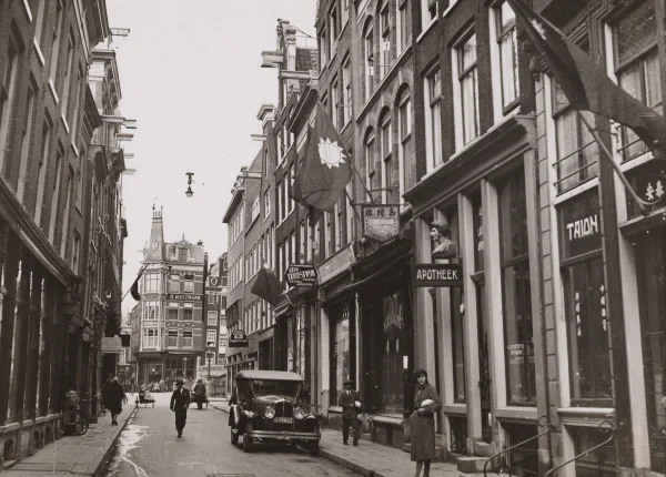 Afbeelding uit: oktober 1931. Nummer 11 is waar de vlaggen uitgestoken zijn. Dat was ter gelegenheid van de herdenking van het begin van de opstand tegen de laatste monarchie van China.
Op het uithangbord staat Lunchroom Chop-soy Chinese Tea; op het raam Kong Hing.
Bron afbeelding: SAA, bestand OSIM00008004171.
