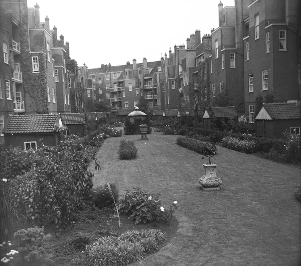 Afbeelding uit: september 1953. De binnentuin.
Bron afbeelding: SAA, bestand 5293FO000669.