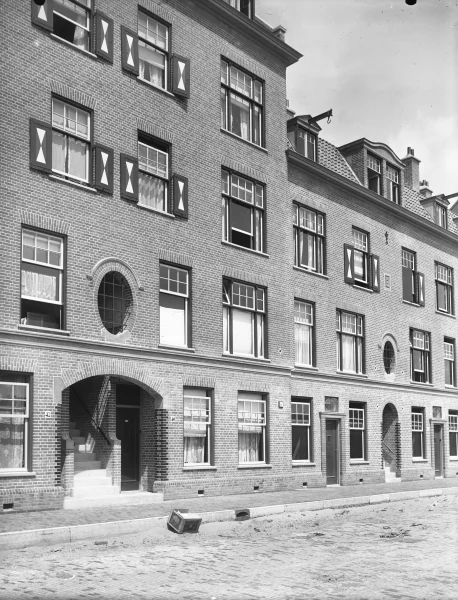 Afbeelding uit: circa 1914. Vlietstraat, kort na de oplevering van de woningen.
Bron afbeelding: SAA, bestand 5293FO002414.