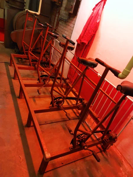 Afbeelding uit: september 2024. In de voormalige schuilkelder staat nog een rijtje fietsen waarmee de luchtverversing kon worden aangedreven.