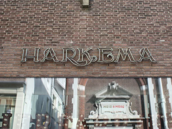 Afbeelding uit: september 2024. Oorspronkelijk stond er "G. Harkema". Het raam kwam er pas na het vertrek van de tabaksfirma.