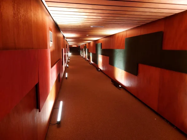 Afbeelding uit: september 2024. Onder de Keizersgracht ligt een tunnel die het nieuwe gebouw verbindt met het oude hoofdkantoor van de NHM. Bijnaam: de Poentunnel.