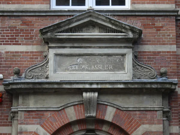 Afbeelding uit: september 2024. "Openbare lagere school
der 2ᵉ klasse Lʳ R"