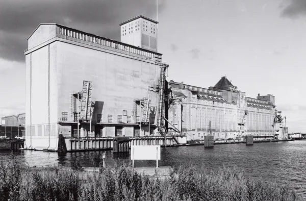 Afbeelding uit: oktober 1987. De silo in oorspronkelijke staat. Rechts graansilo Korthals Altes.
Bron afbeelding: SAA, bestand 010122043149.