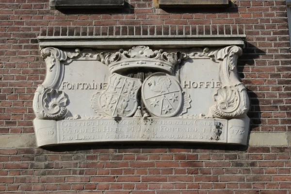 Afbeelding uit: september 2024. "Fontaine Hoffie
Anno 1754
Gestigt, Door Vrouwe Petronella Calkoen
Wed,de,Ed:Heer, Mʳ, Ioan. Fontaine, in syn
Ed:Leven Schepen en Raad, deser Stad,"