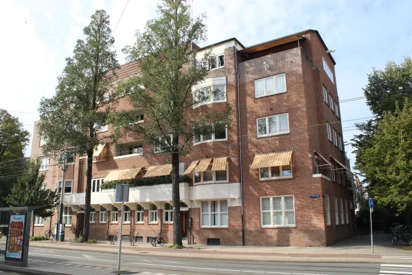 Afbeelding uit: september 2024. Rechts is de Emmastraat.
