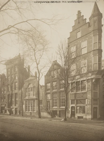 Afbeelding uit: circa 1924. Op het hoekpand staat op drie plekken "Drukkerij Plantijn". De twee panden links ervan werden in 1924 afgebroken. 
Bron afbeelding: SAA, bestand 010118000069.