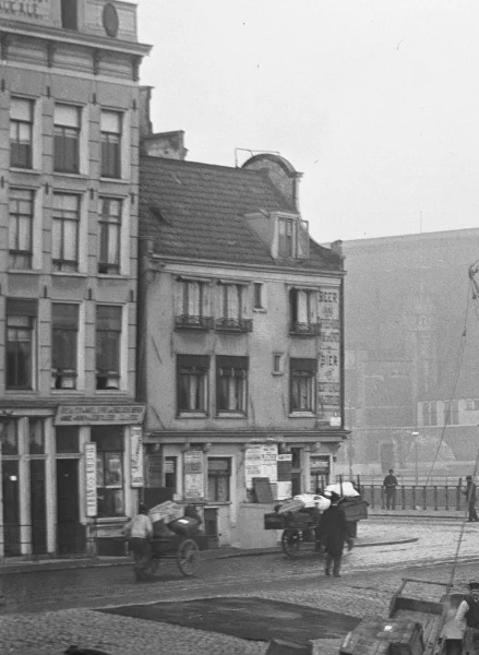 Afbeelding uit: november 1896. De zijkant van de voorganger. Uitsnede van een foto van Jacob Olie uit 1896.