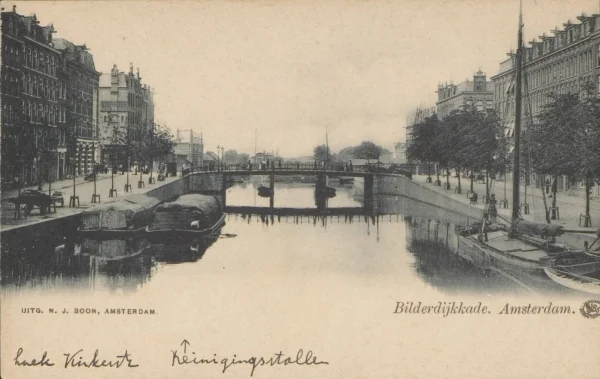 Afbeelding uit: circa 1900. Prentbriefkaart waarop de oorspronkelijke brug te zien is, met drie doorvaarten en stalen urinoir.
Bron afbeelding: SAA, bestand PBKD00056000001.