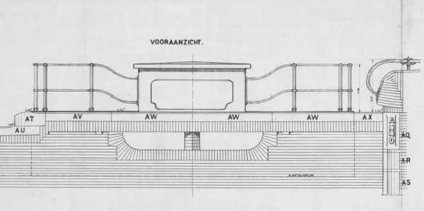 Afbeelding uit: 1928. Aanzicht van het urinoir, vanaf de gracht. Geheel rechts de aanzet van de brug.