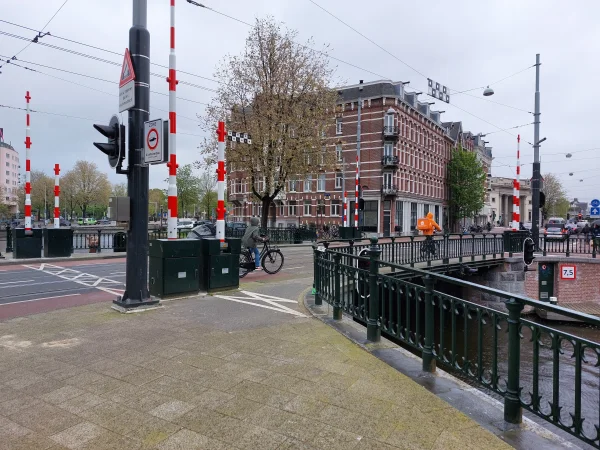 Afbeelding uit: april 2024. Nieuwe situatie, met slagbomen in plaats van de oude afsluithekken.