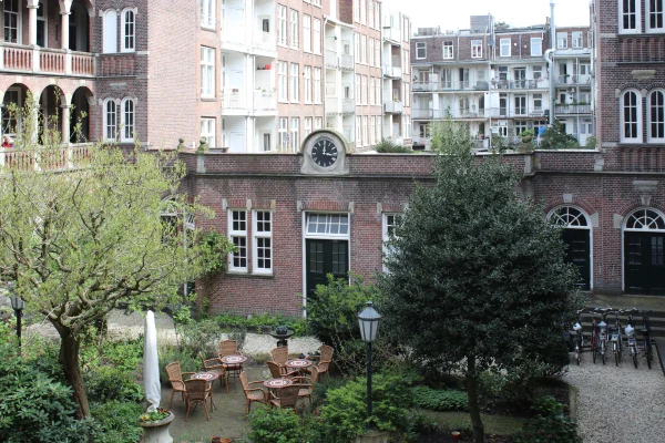 Afbeelding uit: april 2024. In het midden het gebouwtje waarin oorspronkelijk badkamers en een lijkenkamer waren.