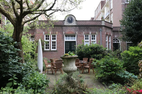 Afbeelding uit: april 2024. De vaas op de voorgrond werd geplaatst ter gelegenheid van het 25-jarig jubileum in 1934.