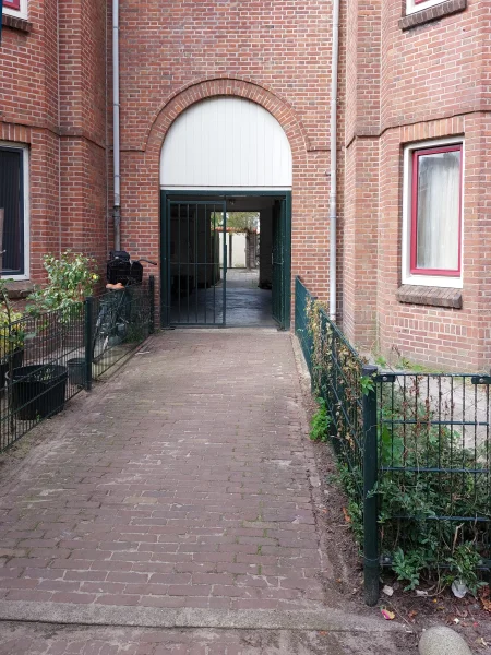 Afbeelding uit: oktober 2024. Leeuwerikstraat, poort naar het binnenterrein.