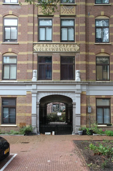 Afbeelding uit: oktober 2024. Van Houweningenstraat. De poort naar het binnenterrein, waar een badhuis stond.
