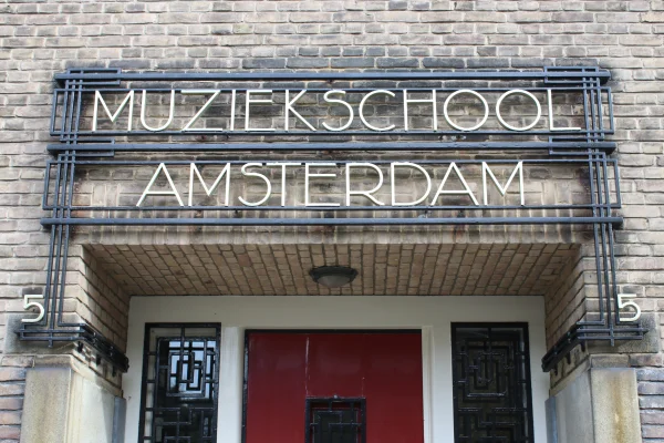 Afbeelding uit: oktober 2024. Met opgepoetste letters en cijfers.