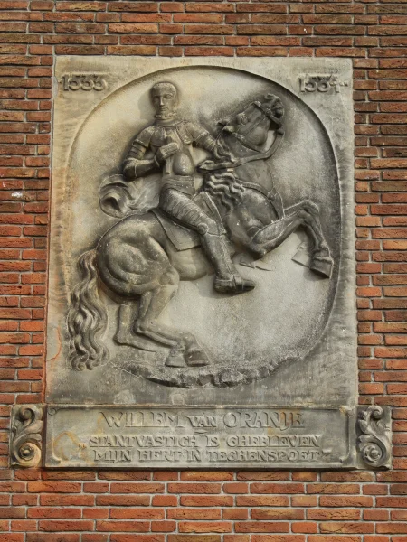 Afbeelding uit: oktober 2024. Deze steen in de gevel aan de Schubertstraat toont Willem van Oranje (1533-1584). De tekst luidt "Stantvastigh is ghebleven / mijn hert in teghenspoet".