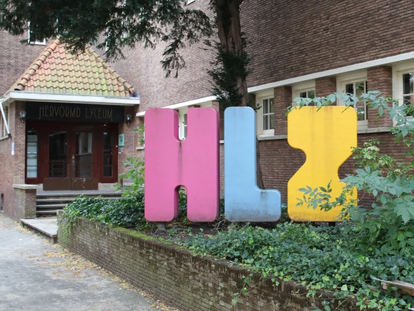 Afbeelding uit: oktober 2024. Letters met de nieuwe naam van de school. Ze moesten op last van de gemeente verwijderd worden omdat ze zouden detoneren met de omgeving en omdat een reclamevergunning ontbrak.