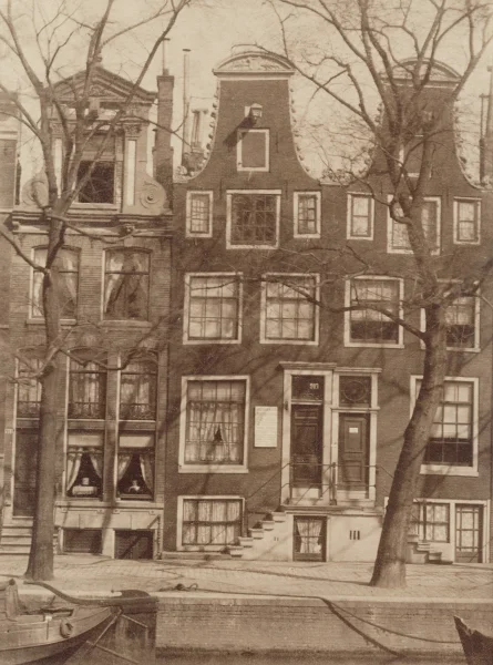 Afbeelding uit: circa 1909. De drie huizen die er eerder stonden.
Bron afbeelding: SAA, bestand OSIM00001004505.