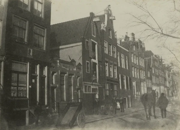 Afbeelding uit: 1909. Met de oorspronkelijke voorgevel.
Bron afbeelding: SAA, bestand FAAB00011000007_001.