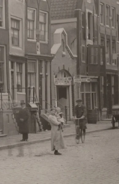 Afbeelding uit: circa 1920. Op de uithangborden staat "Gemeentelijke" en "Vischverkoop".
Bron afbeelding: SAA, bestand OSIM00002000312.