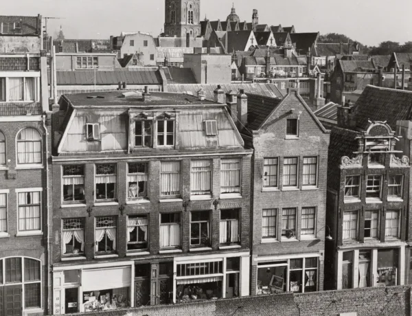 Afbeelding uit: oktober 1958. Nummer 21 is het huis links van het smalle steegje. (uitsnede)
Bron afbeelding: SAA, bestand 010122021930.