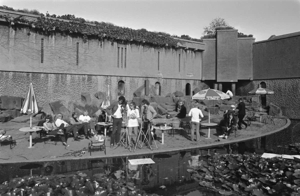 Afbeelding uit: september 1970. Actievoerders op het terras. Het ging om de "Aktie Artis Moet Blijven". De dierentuin had destijds financiële problemen.