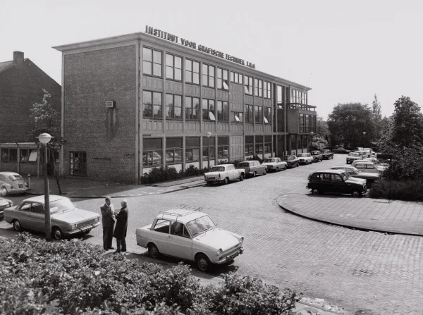 Afbeelding uit: circa 1973. Op het dak staat "Instituut voor Grafische Techniek T.N.O."
Bron afbeelding: SAA, bestand 010122036118.