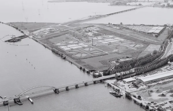 Afbeelding uit: juli 1987. Het gehele complex vanuit de lucht. Linksonder is de Schellingwouderbrug.
Bron afbeelding: SAA, bestand 030076000912.