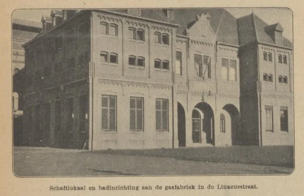Afbeelding uit: 1909. Nog met de oorspronkelijke ingang. Foto in De Courant van 2 oktober 1909.